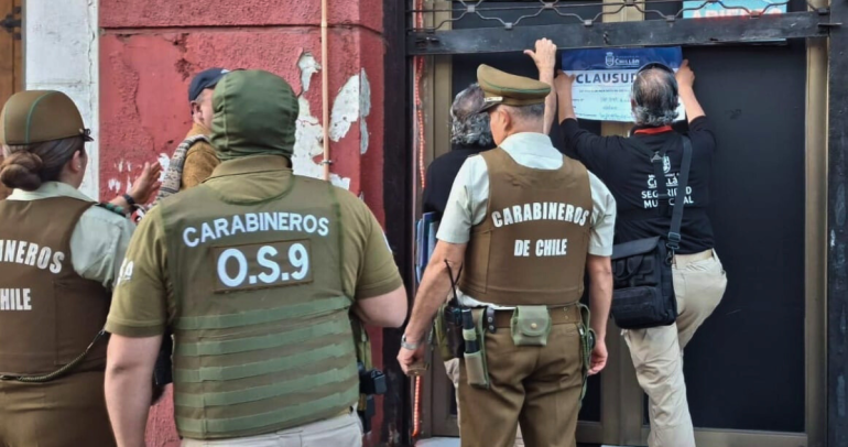 Carabineros y Seguridad municipal clausurando un local. Foto: Carabineros Ñuble.