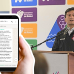 Al fondo, el alcalde Méndez. A la izquierda, una captura de pantalla del grupo de WhatsApp.