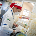 Manipuladora de alimentos trabajando. Foto: GORE Ñuble