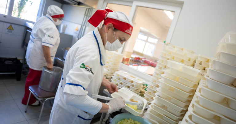 Manipuladora de alimentos trabajando. Foto: GORE Ñuble