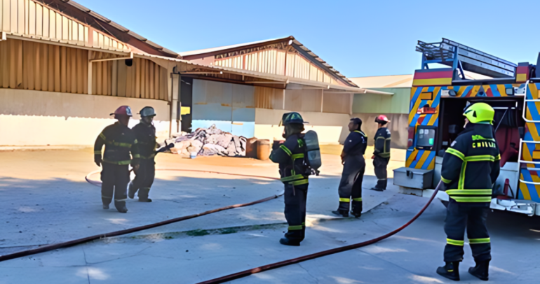 Bomberos apagando las llamas. Foto: municipio.