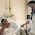 El nuevo médico junto a un paciente. Foto: SSÑ