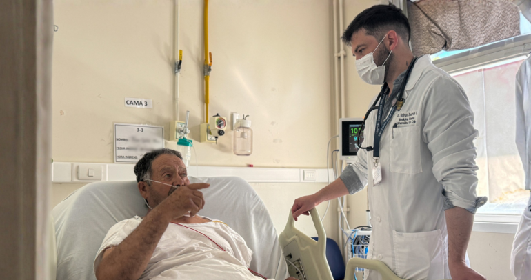 El nuevo médico junto a un paciente. Foto: SSÑ