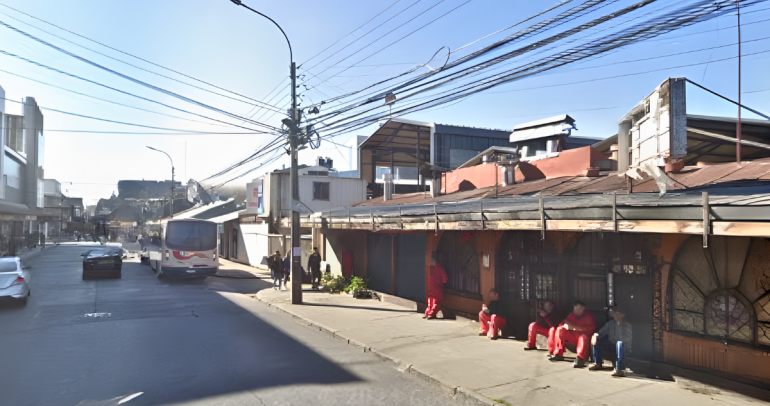 Las afueras del Patio 5 de Abril, en la calle del mismo nombre, del Mercado de Chillán. Foto: Street View.