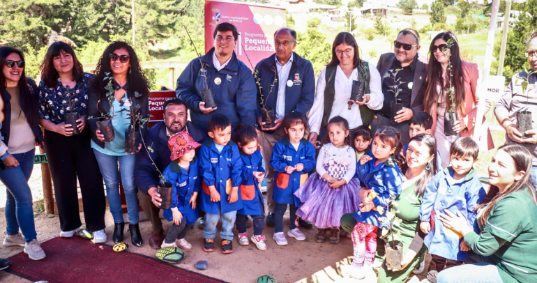 Autoridades y niños de la comuna plantaron árboles. Foto: Ministerio de Vivienda.