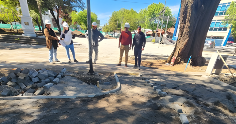 Funcionarios mirando los avances. Foto: municipio.
