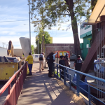 Carabineros y personal municipal realizando el retiro. Foto: municipio.