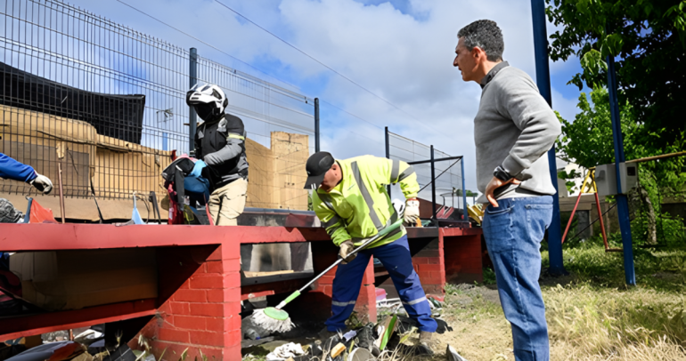 Personal municipal realizando el retiro. Foto: municipio