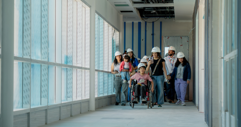 Las familias visitaron las obras del que centro aún está en construcción. Foto: GORE Ñuble.