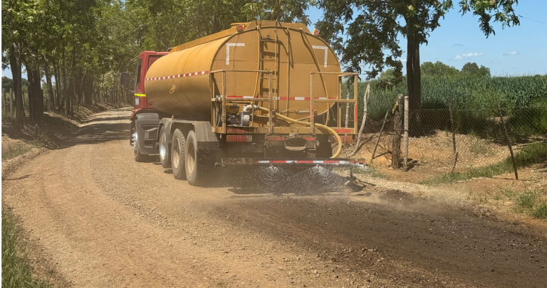 Camión aplicando el líquido supresor de polvo. Foto: MOP Ñuble.