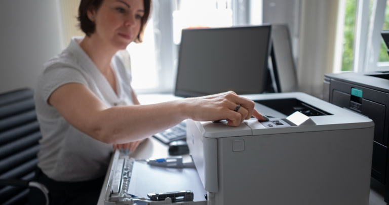 Mujer imprimiendo diseños. Foto: Freepik.