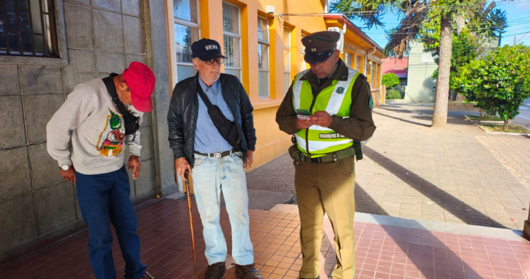 El personal policial también estuvo ayudando a personas de la tercera edad. Foto: Carabineros Ñuble.