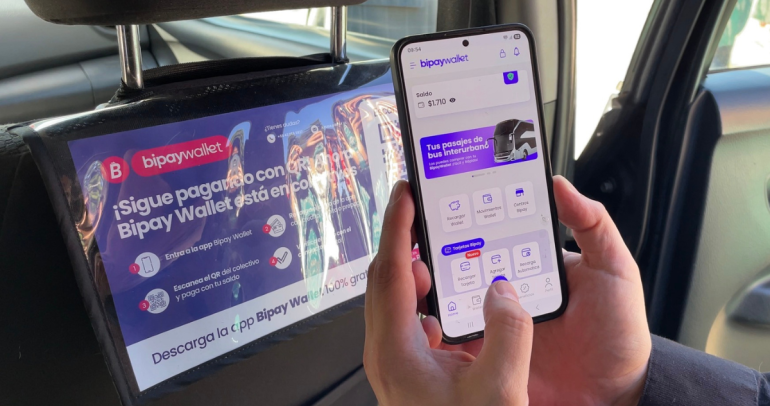 El pago se realiza mediante una aplicación para el teléfono. Foto: Grupo Teknia.