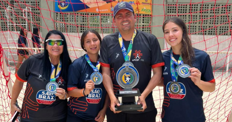 Las deportistas y su entrenador. Foto: Municipio.