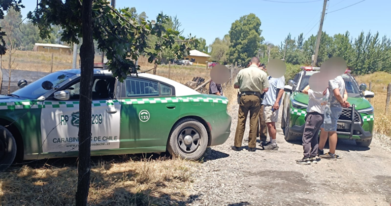 El detenido y otras personas que se encontraban en el lugar. Fotografía: Carabineros Ñuble.