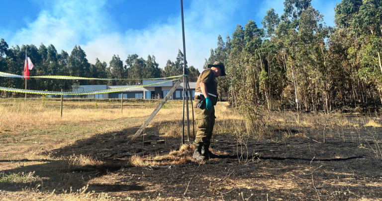 Carabineros investigó el lugar para encontrar la causa del fuego. Foto: Carabineros Ñuble.