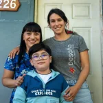 Al medio y la izquierda, Abdías Baeza y su madre. Foto: Levantemos Chile.