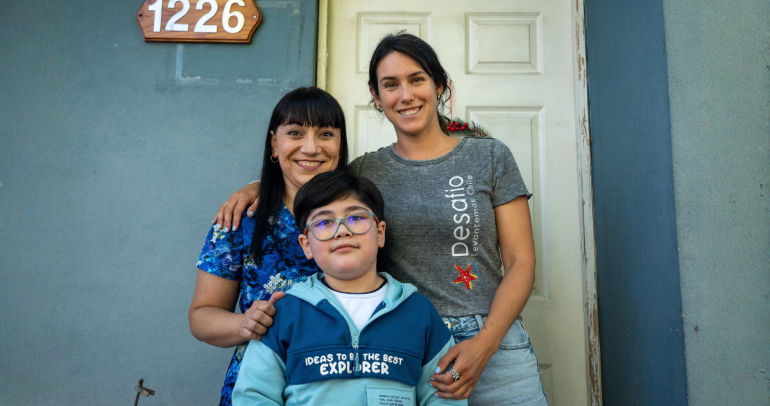 Al medio y la izquierda, Abdías Baeza y su madre. Foto: Levantemos Chile.