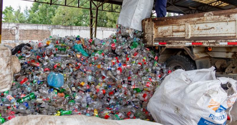 Las botellas fueron llevadas a la planta CirCCUlar. Foto: Ministerio de Medio Ambiente.