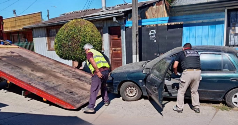Funcionarios moviendo vehículo abandonado. Foto: Municipio.