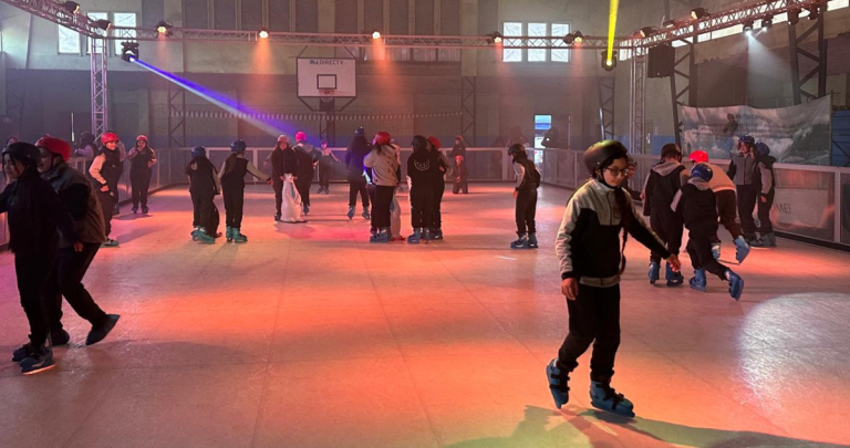 La pista es ecológica porque usa polímeros que asemejan hielo natural. Foto: municipio.