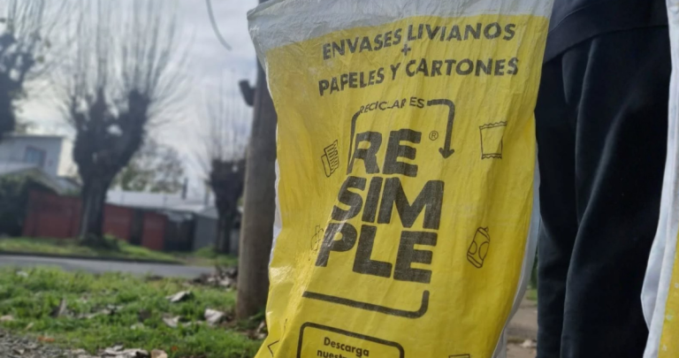 Saco con reciclaje entregado por Re Simple. Foto: Municipio.