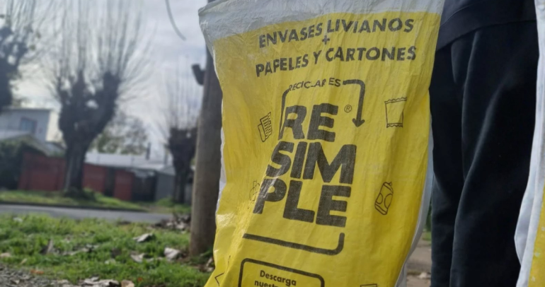 Saco con reciclaje entregado por Re Simple. Foto: Municipio.