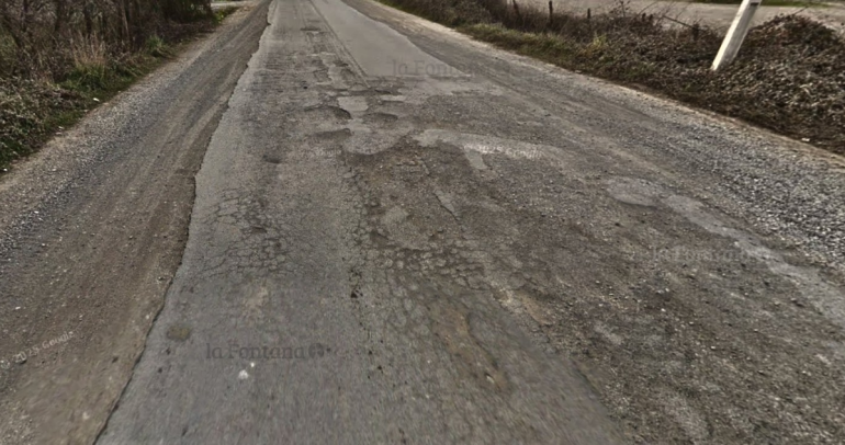 Hay tramos que tienen más ripio que asfalto. Foto: Street View.