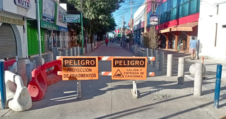 Así lleva meses cerrada la calle Serrano. Foto: Elías Meza.