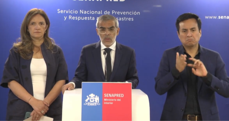 La directora de Senapred, el Ministro de Seguridad y un intérprete de lengua de señas.