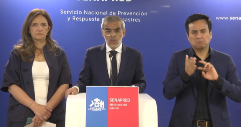 La directora de Senapred, el Ministro de Seguridad y un intérprete de lengua de señas.