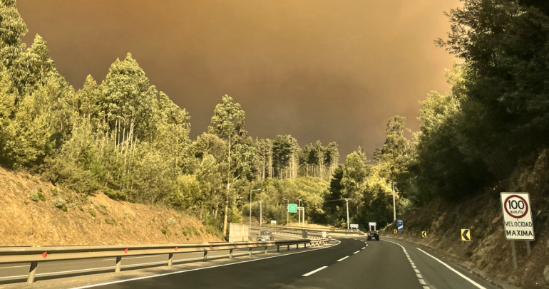 Así lucía el panorama desde la Ruta del Itata, autopista que fue cortada por el siniestro. Foto: Twitter @cripistipiana