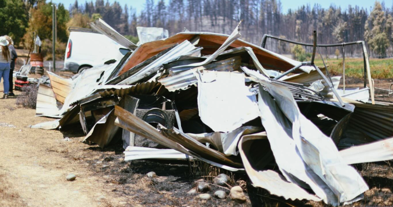 La reconstrucción se realiza con ayuda de voluntarios. Foto: Municipalidad de Quillón.