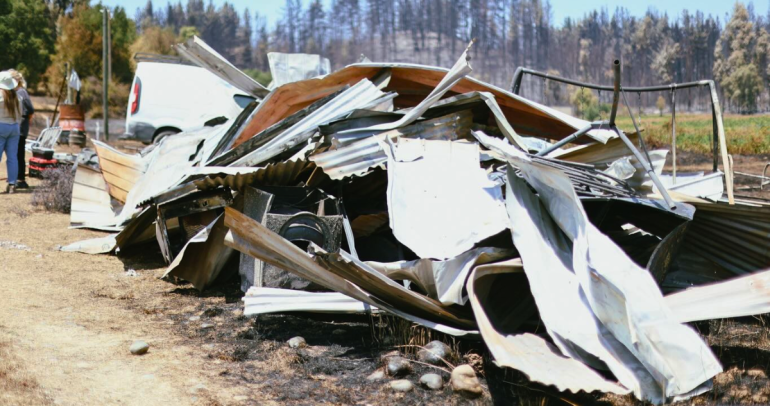 La reconstrucción se realiza con ayuda de voluntarios. Foto: Municipalidad de Quillón.