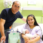 Josué Herrera junto a sus padres. Foto: Hospital de San Carlos.