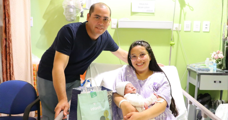 Josué Herrera junto a sus padres. Foto: Hospital de San Carlos.