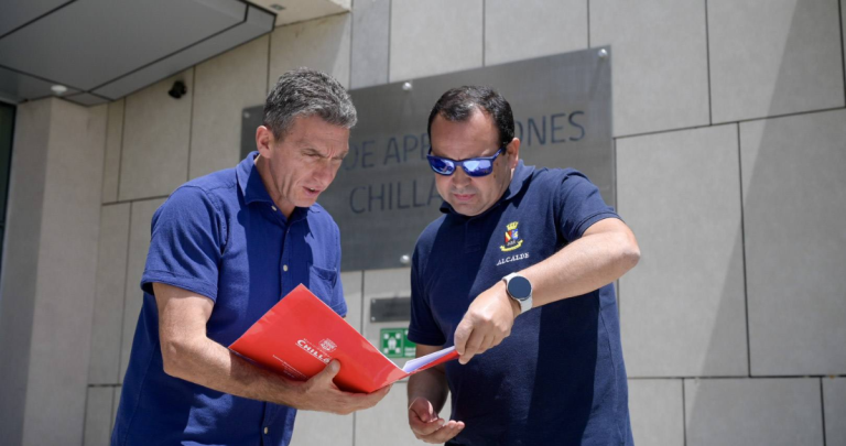 Camilo Benavante y Jorge del Pozo afuera de la Corte de Apelaciones. Foto: Municipio Chillán.