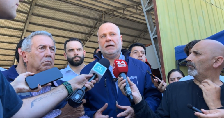 El ministro Elizalde dando un punto de prensa en Ñuble.
