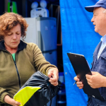 Vecina de zona rural en Ñuble recibiendo el kit de emergencia. Foto: Ministerio de Energía.