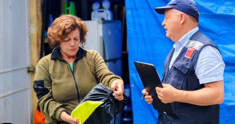 Vecina de zona rural en Ñuble recibiendo el kit de emergencia. Foto: Ministerio de Energía.