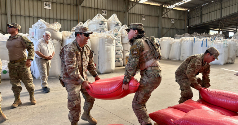 Militares entregando sacos de alimentos. Foto: Ministerio de Agricultura.