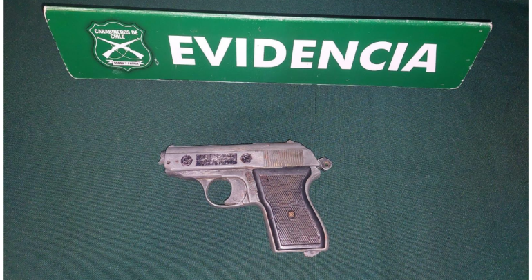 El arma que les incautaron a los menores. Foto: Carabineros.