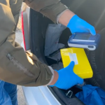 Uno de los paquetes incautados desde el maletero. Foto: Carabineros Ñuble.