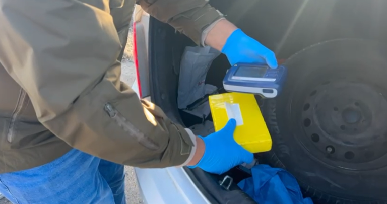 Uno de los paquetes incautados desde el maletero. Foto: Carabineros Ñuble.