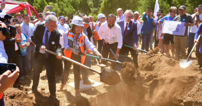 Autoridades siendo parte de la ceremonia de primera piedra. Foto: DPR Ñuble.