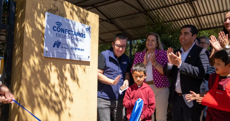 Instalación de un punto de internet. Foto: GORE Ñuble.