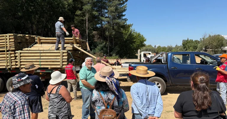 Entrega de materiales a los agricultores. Foto: Ministerio de Agricultura.