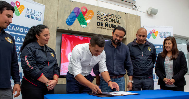 Firma del convenio. Foto: GORE Ñuble.