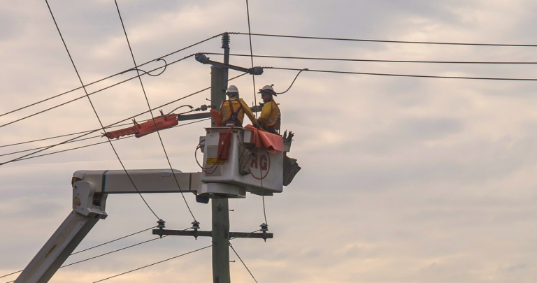 El camión sirve para hacer reparaciones en postes de luz. Foto de contexto: Pixabay.