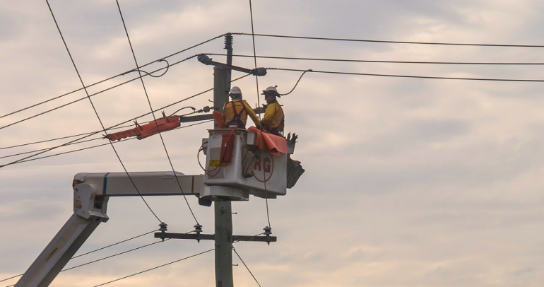 El camión sirve para hacer reparaciones en postes de luz. Foto de contexto: Pixabay.